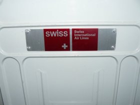 Swiss Plakette auf Swissair-Trolleys komplett mit Schubladen und Tablaren