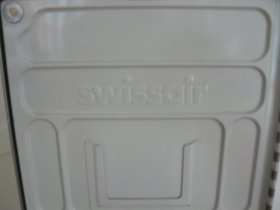 Swissair-Schriftzug auf Swissair-Trolleys komplett mit Schubladen und Tablaren